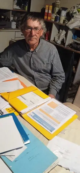 <em class="placeholder">Jean-Paul Deserces, agriculteur en Haute-Vienne, devant des papiers relatifs au travail administratif.  </em>
