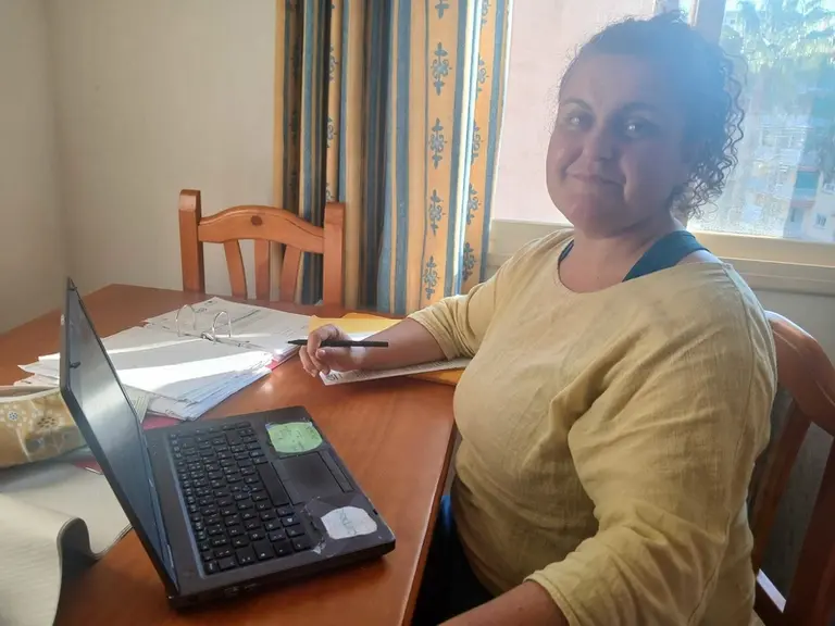 <em class="placeholder">Julie Rolland, viticultrice dans l’Aude, devant son ordinateur et stylo à la main. </em>