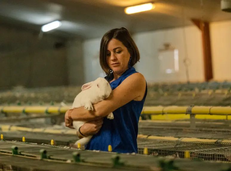 L'éleveuse Valène Ecorce avec un lapin dans les bras dans son élevage.