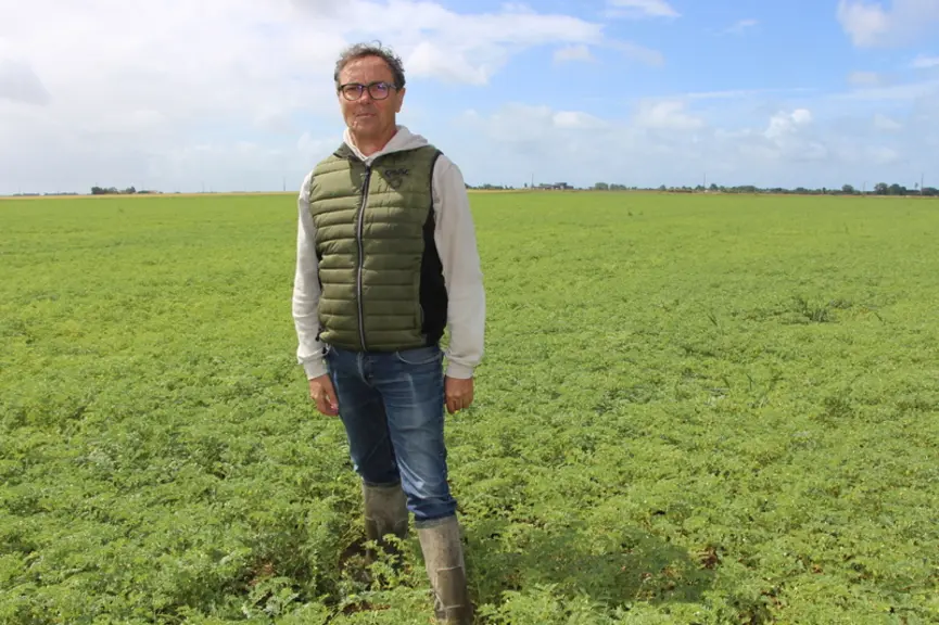 <em class="placeholder">Didier Plaire, agriculteur à L’Aiguillon-la-Presqu’île en Vendée, dans son champ de pois chiche Label rouge</em>