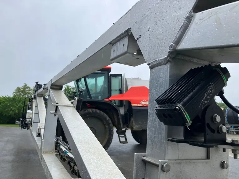 Capteurs Kuhn I-Spray sur la rampe du pulvérisateur automoteur Kuhn Artec F40