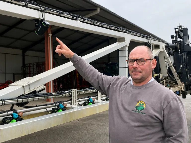Joffray Lépine, entrepreneur de travaux agricoles dans la Vienne, montrant l'un des capteurs du système I-Spray.