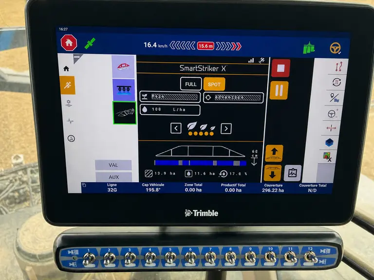 Interface du système I-Spray dans la cabine du tracteur.