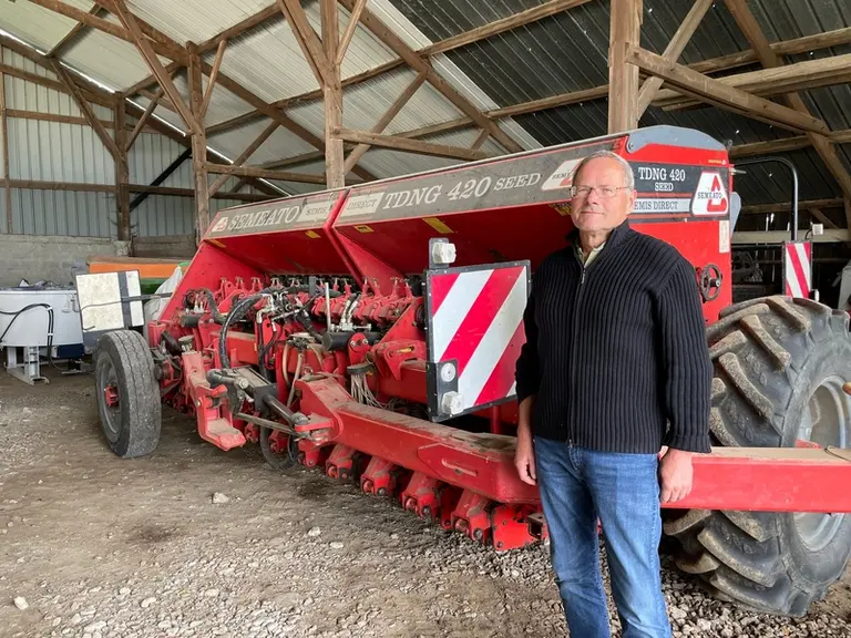 Alfred Gässler, formateur et agriculteur, devant