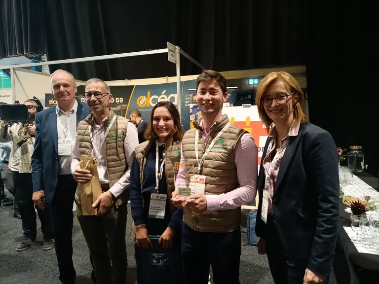 Légumi’Pulse (Somme) et son fondateur Olivier Nuttens (2e en partant de la gauche), Marguerite Duvigneau 3e à gauche), son responsable marketing et développement commercial, et Benoit Leroy (4e à gauche), son responsable du développement business, ont reçu le prix du public de la Vitrine de l’innovation des JTIC 2025 pour des farines de féverole et pois jaune à forte teneur en fibres et en protéines, sans amertume au goût. Ils ont reçu leur trophée des mains d’Olivier Duvernoy, président de l’Aemic (à gauch