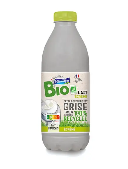 bouteille de lait en 100% rPET opaque de la Laiterie Saint Père (groupe Agromousquetaires)