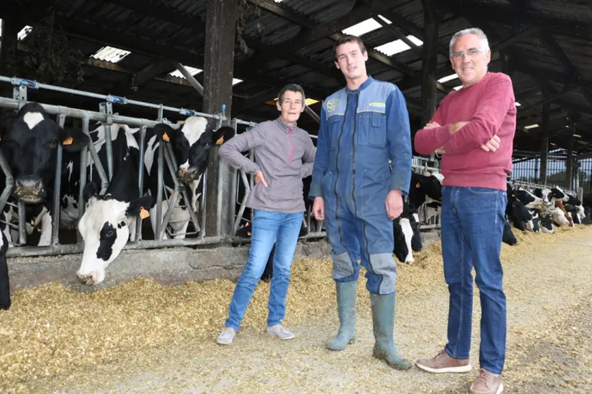 Alexandre entouré de Yolande et Gilles Haumont. « Alexandre force l’admiration. On sait que tout ne sera pas facile, mais ses débuts sont très encoura
