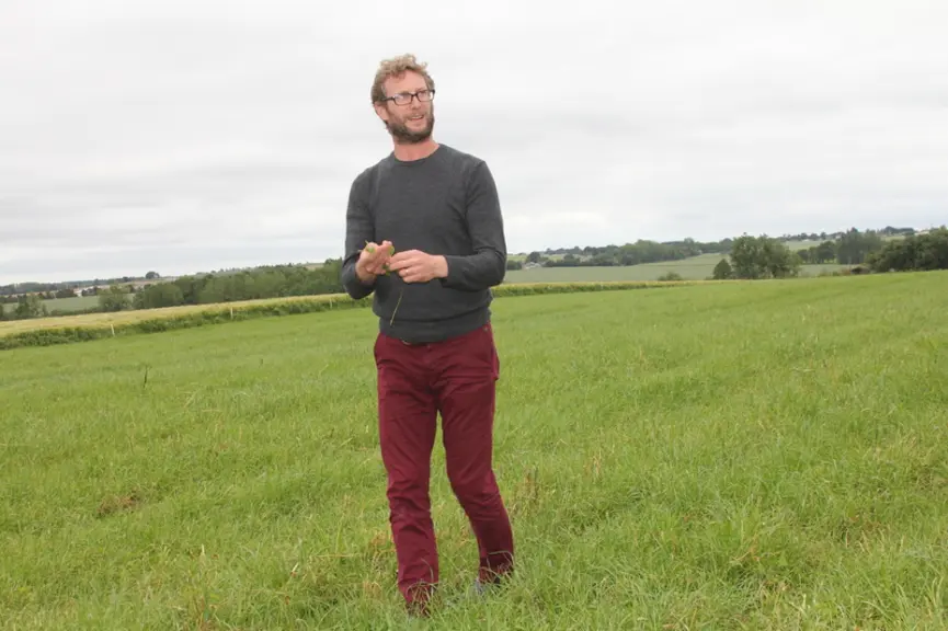 Benoît Gérard. « Je recherche plus la bonne fenêtre, quitte à attendre un peu, pour récolter parce qu’ici c’est difficile de sécher le méteil. » © F.
