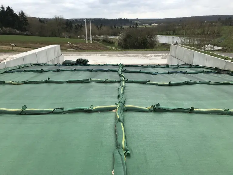 Une rangée de boudins tous les deux à trois mètres est une solution propre et efficace. © Velitex SAS