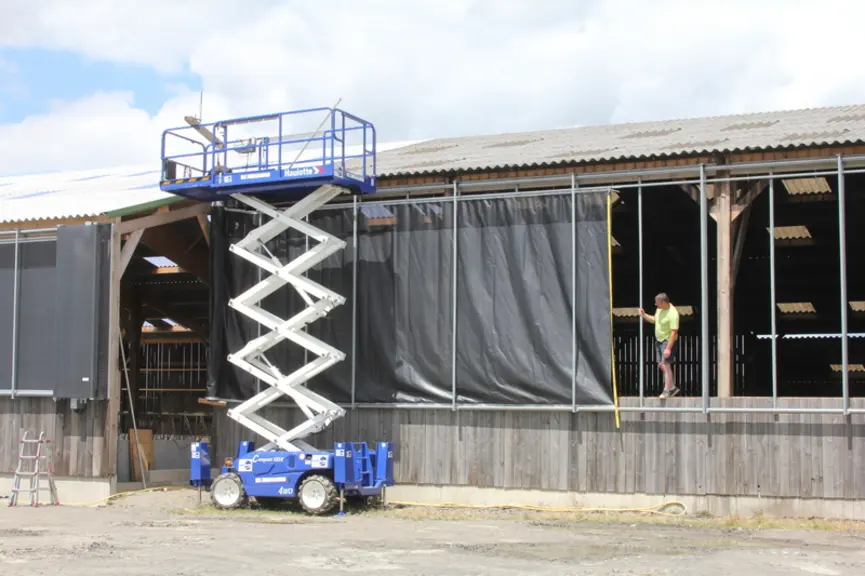 Un filet brise-vent à ouverture modulable est posé sur le pan sud de l’extension du bâtiment et une partie de l’existant, pour un coût de 16 700 euros