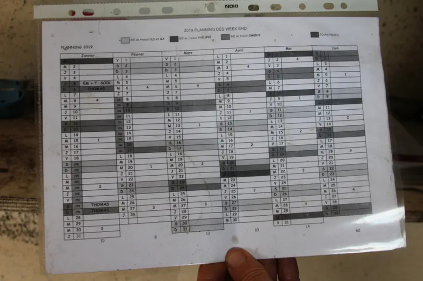 Un planning annuel des week-ends et des vacances est disponible dans la salle de traite. © F. Mechekour
