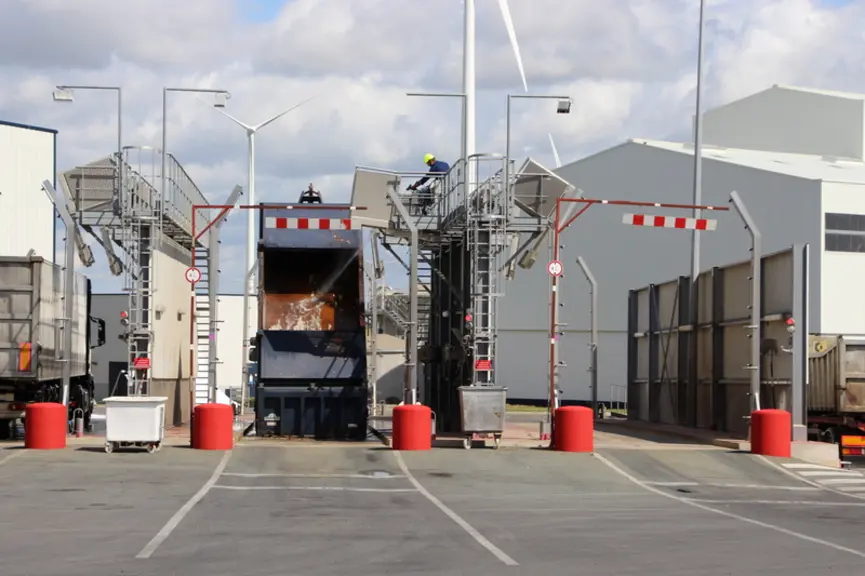 Les camions sont lavés et désinfectés après chaque déchargement. © V. Bargain