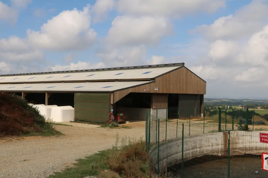 Le bâtiment est à une cinquantaine de mètres de la stabulation des vaches en lactation située de l’autre côté de la fosse à lisier. © A. Conté