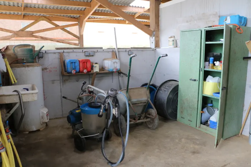 Tout le matériel nécessaire à la prise en charge des veaux et vaches est stocké à portée de main face aux deux box. © A. Conté