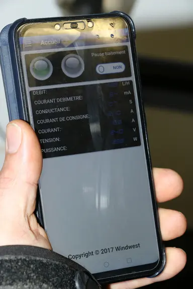 Une application permet de recevoir des alertes par mail quand une connexion à une box est possible, en cas de problème avec les plaques d’électrolyse