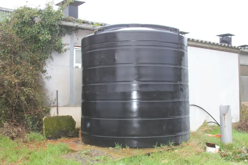 La cuve de stockage de 10 m3. Son volume a été choisi pour avoir un débit d’eau suffisant en période de pointe (5 m3/h). © F. Mechekour
