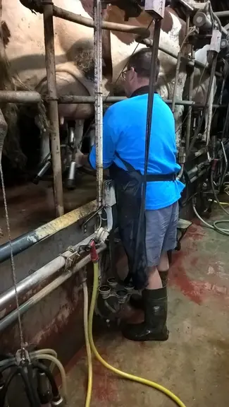 La bonne posture : buste droit, les bras sous le niveau des épaules, en évitant de les mettre en extension. © MSA Ain-Rhône