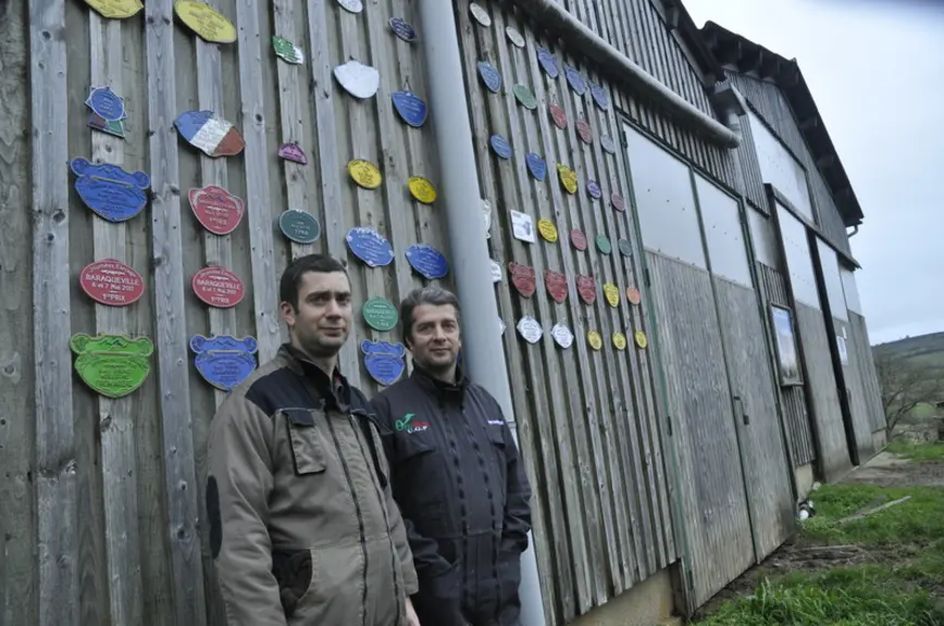 Clément et Denis Chayriguès. Le Gaec produit 630 000 litres de lait pour la filière AOP bleu des causses et élève 220 brebis qui produisent de l’agnea