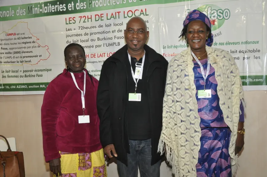 Adama Ibrahim Diallo, président de l’UMPL/B, avec Fatimata Diallo et Halimata Sanné, qui dirigent chacune une mini-laiterie, au Sommet de l’élevage. ©