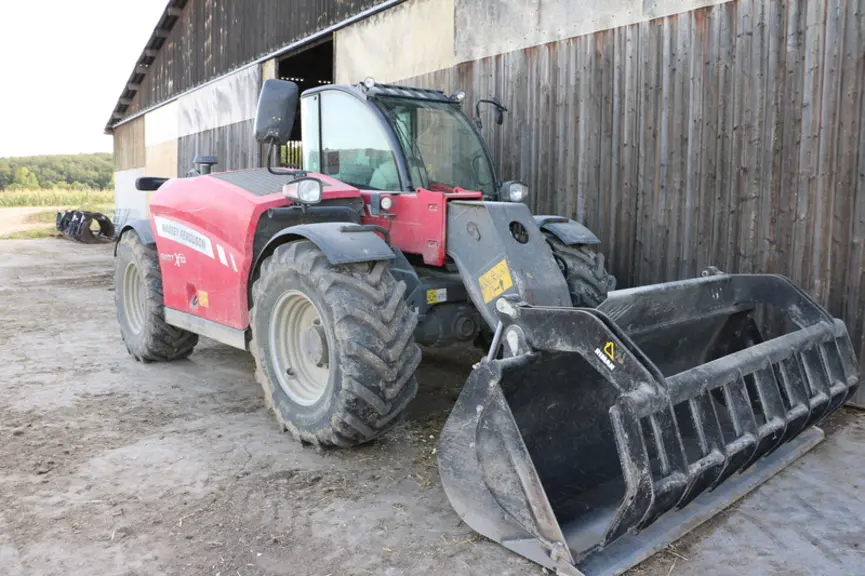L’ensilage est distribué au godet avec le télescopique et la ration est mélangée à la fourche. En trois-quart d’heure, le tour est joué. © A. Conté