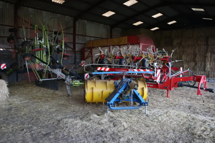 Le parc matériel de l’exploitation est minimaliste et comporte essentiellement du matériel de fenaison. Au premier plan, un épandeur à ensilage utilis