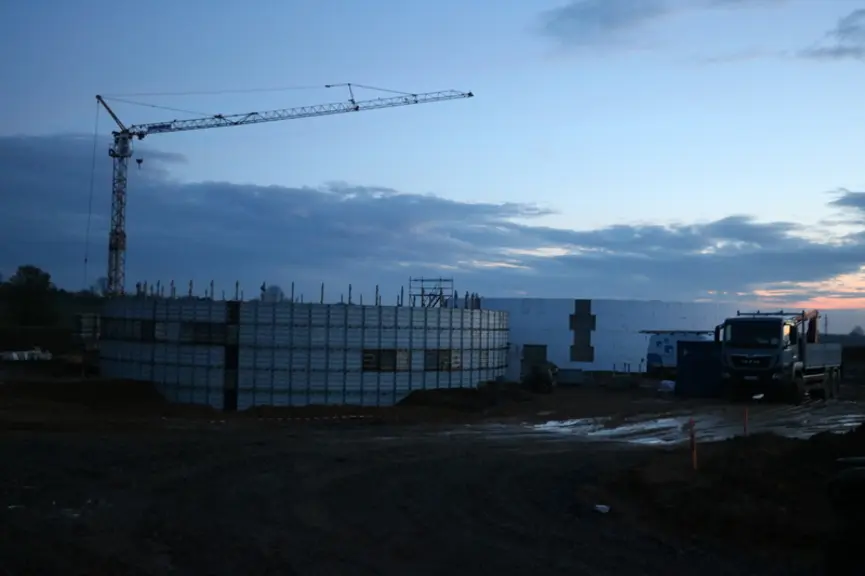 Le méthaniseur, alimenté pour moitié de seigle et de fumiers, sera mis en service en mai. Raccordé au réseau, il fournira du biogaz à la municipalité de Briey. © E. Bignon