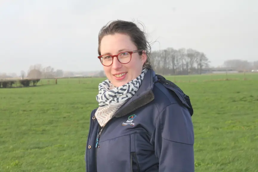 Agathe Vandaele, Avenir Conseil élevage. « Le point fort, c’est que l’herbe est cultivée. » © F. Mechekour