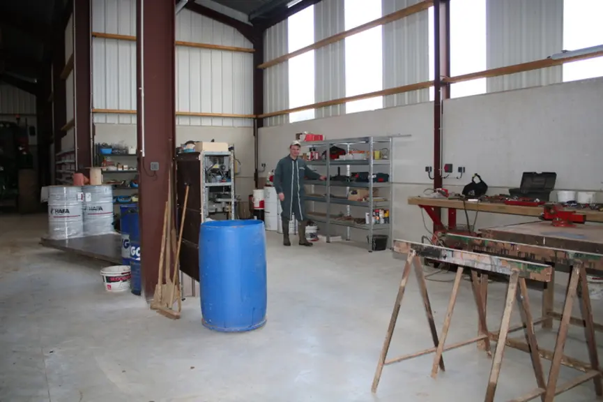 Le Gaec a investi dans un hangar de 700 m2 pour stocker du matériel et faire un atelier pour pouvoir « bricoler » dans de bonnes conditions.  © F. Mec