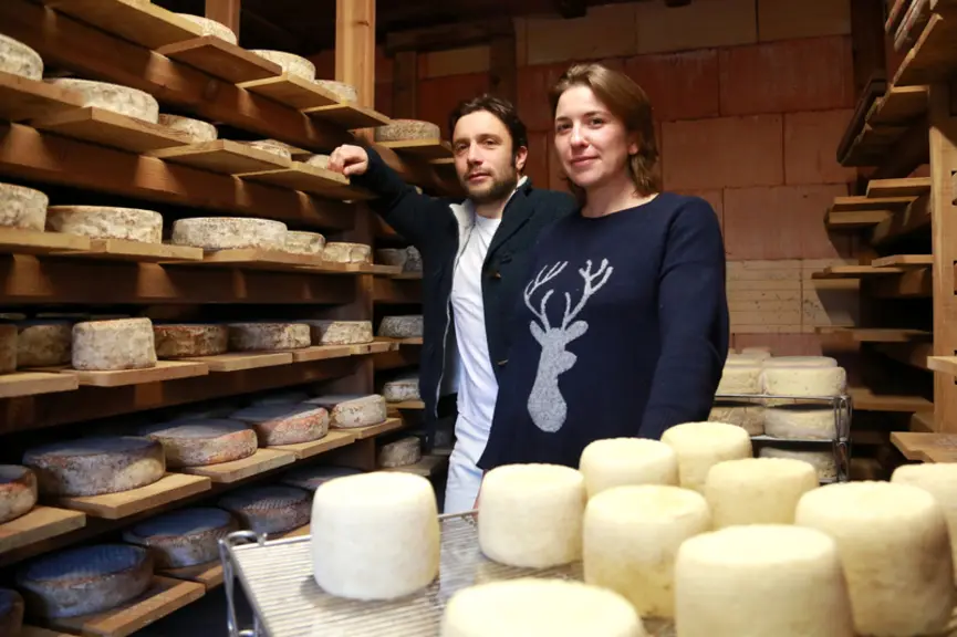 Patricia Rocher et Jean-Charles, son mari. « Je suis une fille du dehors. C’est pour cela que j’ai fait installer une fenêtre dans chaque pièce de la