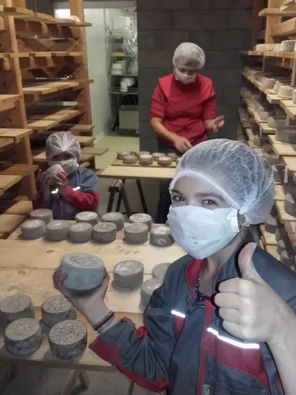 Agrandir la fromagerie pour  améliorer le confort de travail sera la prochaine étape, si le contexte le permet. © DR