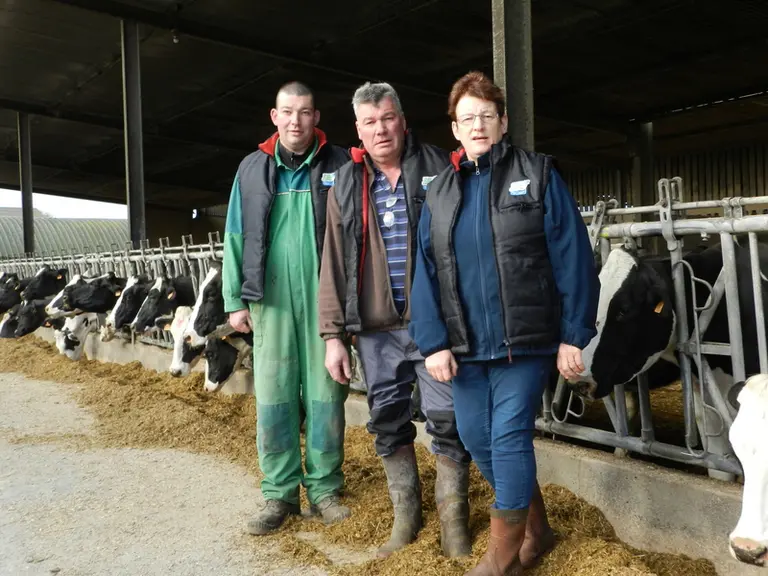 Anthony, Christian et Evelyne Ripoche. « Cette technique nous a bluffés. Désormais, à tout moment de la journée, les vaches accèdent exactement à la m