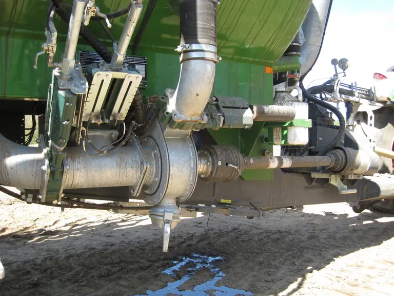 La turbine d’expulsion, qui pousse le lisier à une pression de 3-4 bars, réduit le risque de bouchage. Mais « il ne faut pas pousser le bouchon » car elle ne peut pas tout accepter. © B. Griffoul