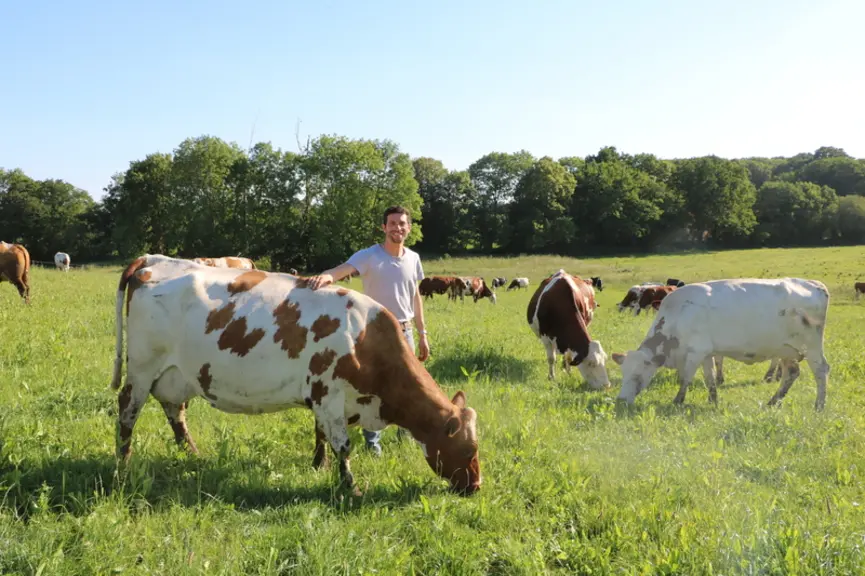 Frédéric Lenglet avec Indienne, une croisée montbéliarde x rouge suédoise x prim’holstein x jersiaise. « Les 110 hectares accessibles depuis le siège