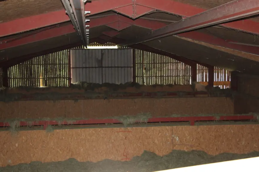 Le séchoir en grange permet de sécher et stocker 350 tonnes de foin. © V. Bargain