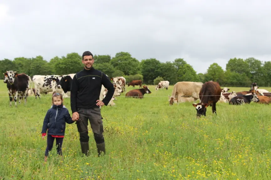 Benjamin Boileau, avec sa fille Lily. Cent hectares autour de la ferme sont pâturables. © V. Bargain