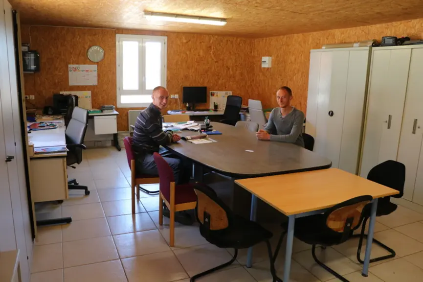 La construction d’un vaste bureau indépendant (10 000 €) a été le premier investissement du Gaec. Les associés s’y rassemblent au quotidien. © E. Bignon