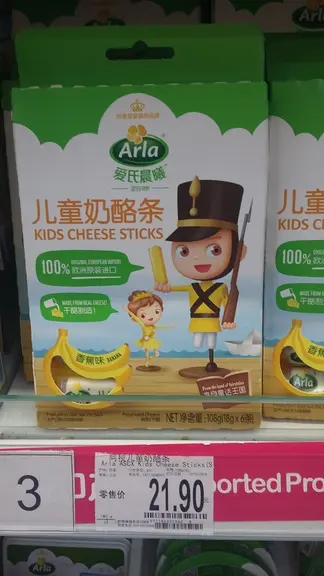 Dans la grande distribution, les bâtonnets de fromage pour enfants fonctionnent bien.
