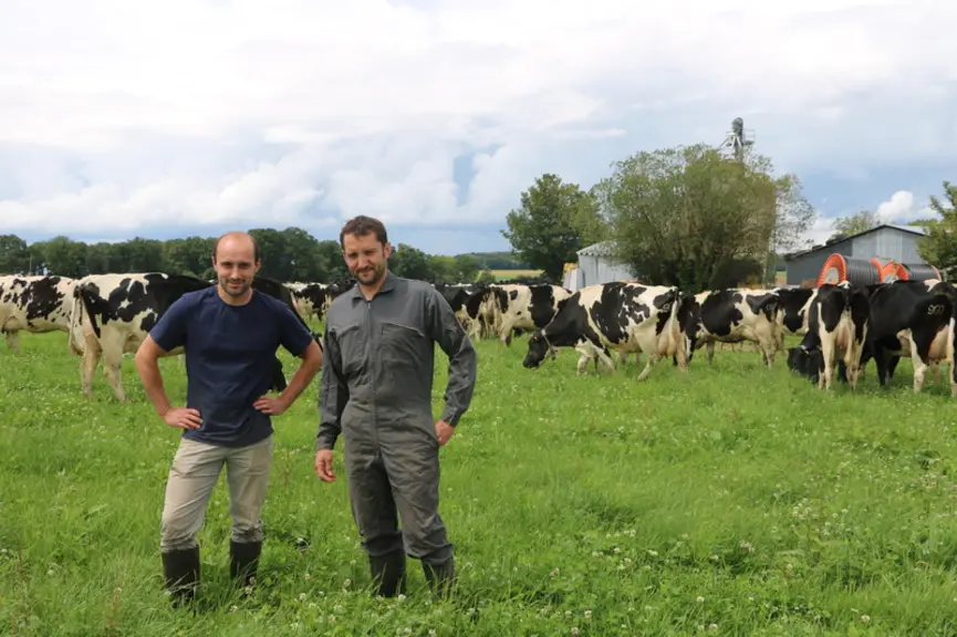 Étienne et Mathieu Boudvin. « Grâce à l’irrigation, nous doublons le rendement des prairies et assurons une qualité régulière de l’herbe. » © A. Conté