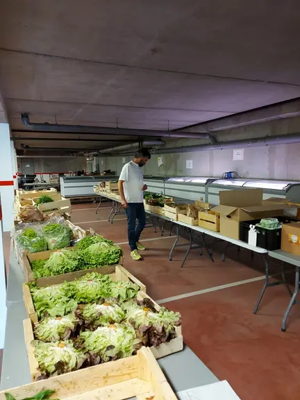Le grand parking circulaire de la chambre d’agriculture de Rennes était particulièrement adapté à la circulation des voitures lors des retraits. © Dri