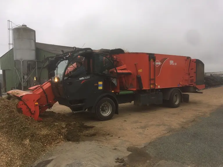 Seule la ration des vaches est distribuée par une entreprise, pour un coût inférieur à 10 €/1 000 l en moyenne lors des deux dernières années. © F. Sa