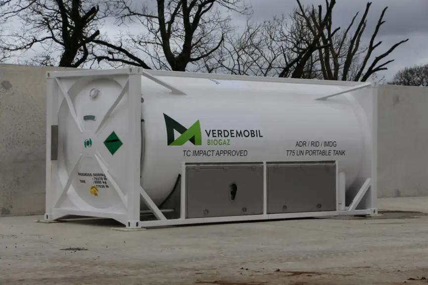 Le CO2 est transporté par camions citernes jusqu’aux serres des maraîchers situées à quelques kilomètres. © V. Bargain