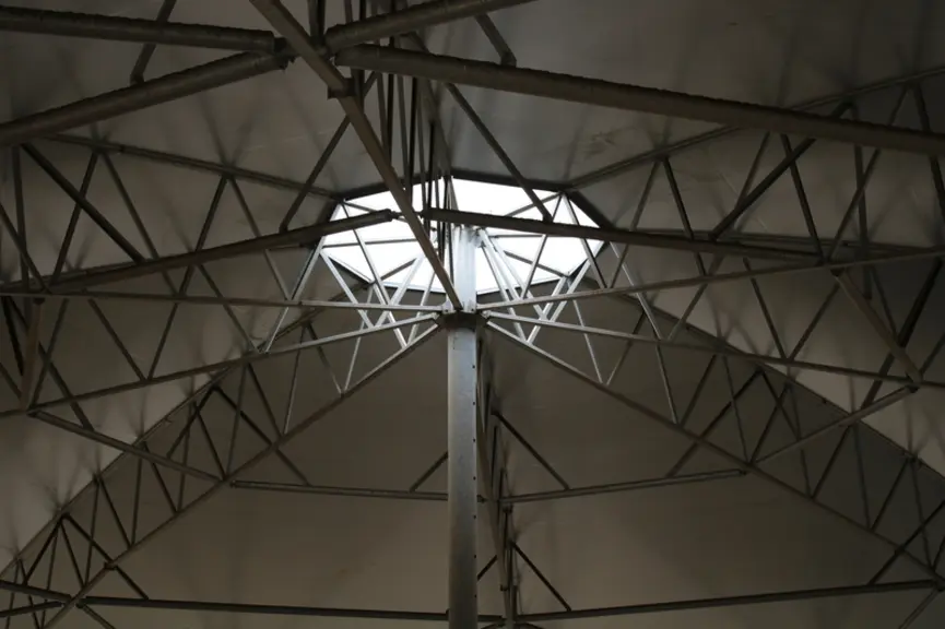 Une ouverture de 9 m2 favorise le renouvellement de l’air par effet cheminée © F. Mechekour