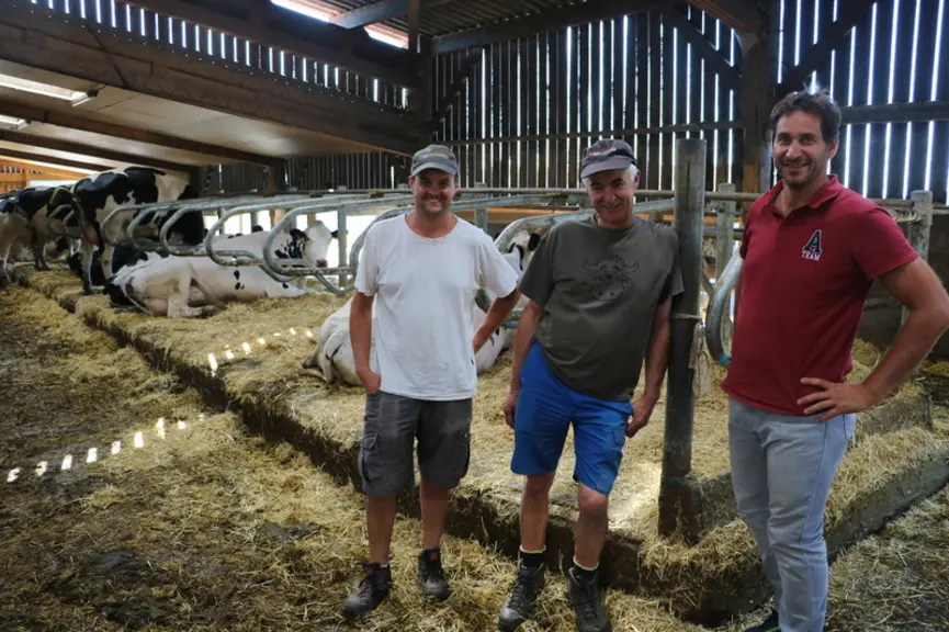 Mathias et Jean-Pierre Charretier avec leur conseiller Alexandre Batia. « On a préféré investir dans des matelas et des logettes adaptées pour amélior
