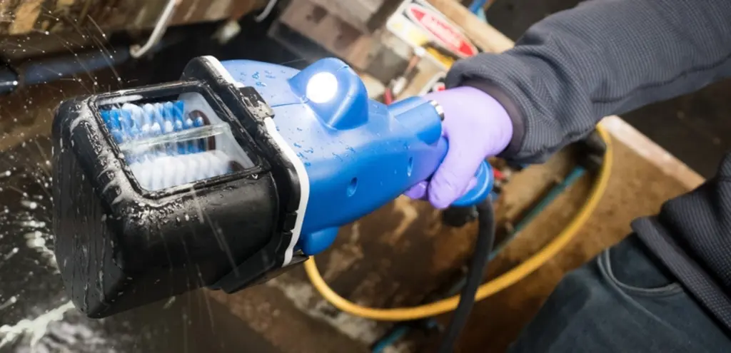 Teat Sanicleanse System propose aussi une brosse équipée d'une Led. © Northern Dairy