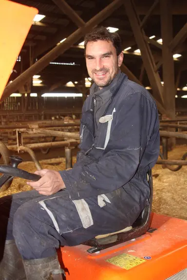 Etienne Breton. « Le travail est beaucoup moins pénible et nous avons gagné plus d’une heure par jour sur l’entretien des 250 logettes. » © F. Mecheko