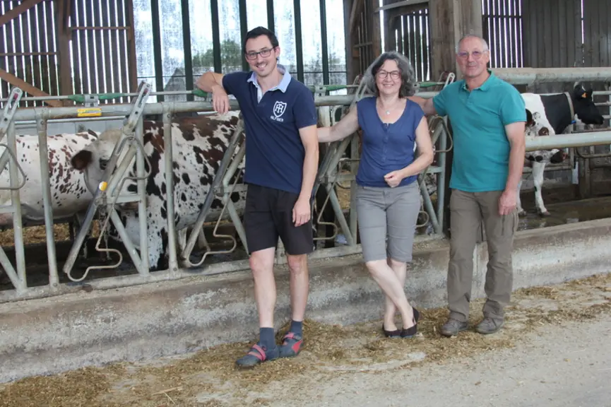 Patrick et Sylvie Brizard avec leur fils Alexis. « La 'normandisation' liée à l’AOP est une opportunité sur le plan économique, même si nous avons été