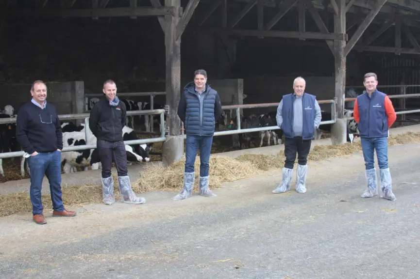 Jean-Michel Leroy et François Capelle, deux éleveurs de génisses. « Travailler avec des lots homogènes de 25 à 30 génisses, c’est mieux pour le suivi