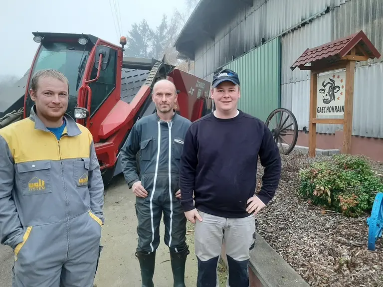Jonathan Karcher, Gilles Urban et Gaëtan Karcher, associés du Gaec Hohrain depuis 2016. © C. Reibel