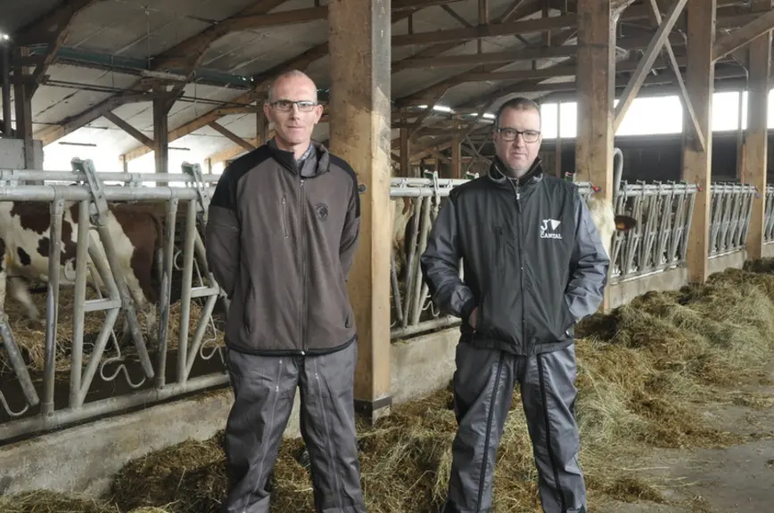 Benoît et Xavier Bonnet, cousins et associés du Gaec de la Chevade. « Nous intervenons tout l’hiver pour mener la lutte contre les campagnols. » © B.