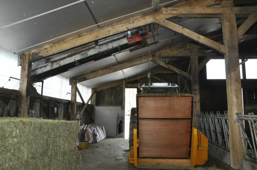 La bêche de la désileuse a été remplacée par une caisse en bois pour en augmenter la capacité car, décompacté, l’ensilage est beaucoup plus volumineux. © B. Griffoul